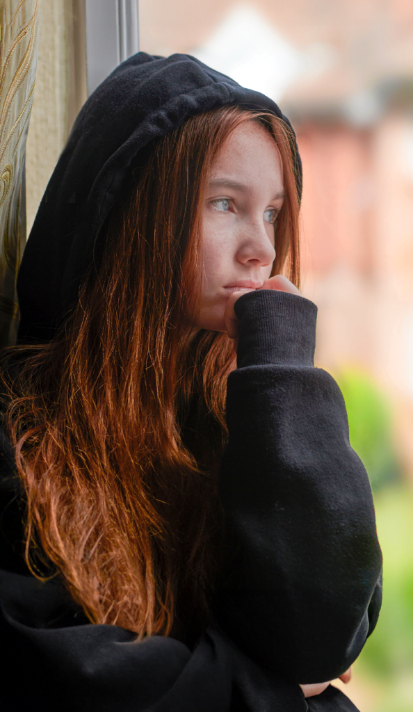 Joven niña pensativa y triste, necesita ayuda y atención para depresión infantil