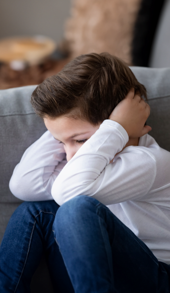 Niño joven trastornado necesitando ayuda y atención debido a estrés postraumático en consulta CEAPSI