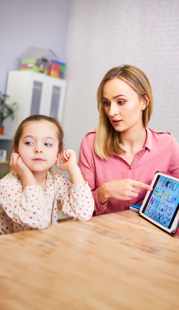 Joven niña preocupada, presenta cuadro de ansiedad, necesitando atención en consulta de CEAPSI