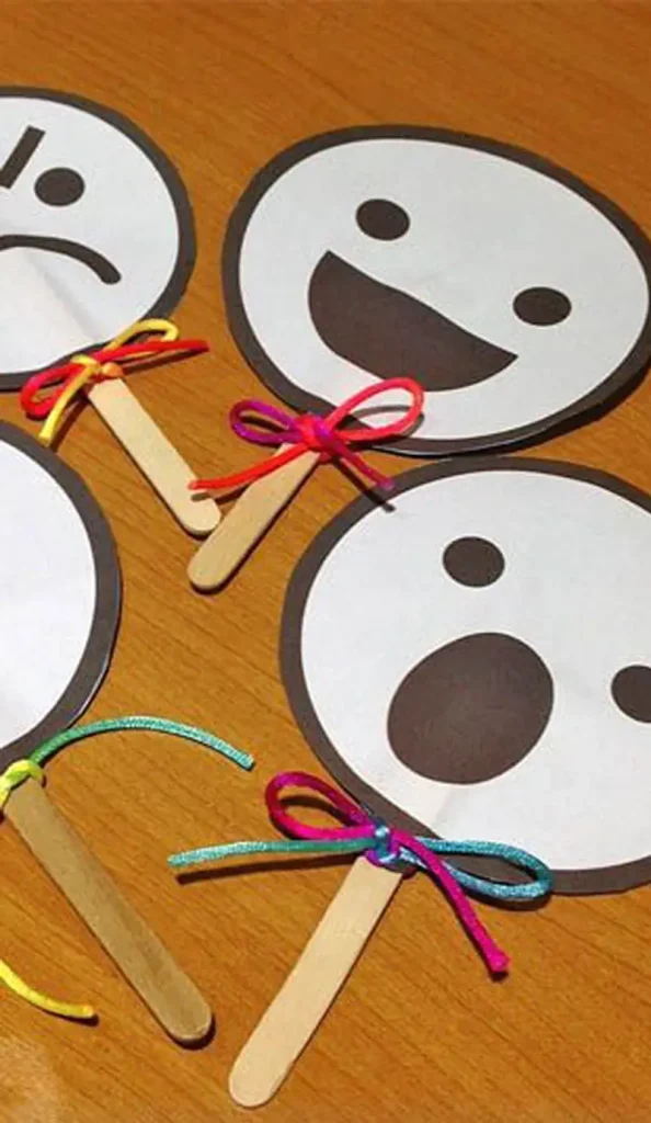 Dibujo de niños felices y tristes que representa a los jovenes que necesitan ayuda y orientación debido a transtorno de personalidad en consulta de CEAPSI