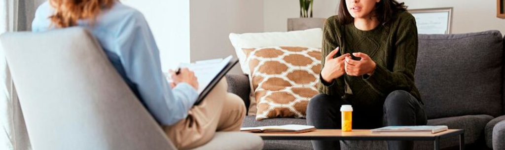Psiquiatra y paciente elaborando un plan de tratamiento para mejorar la salud mental