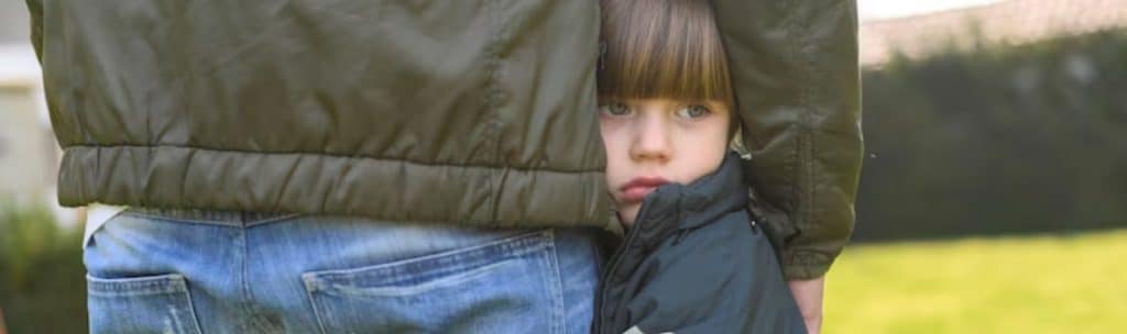 niña con trastorno de personalidad histriónica pensativa abrazada por su papá