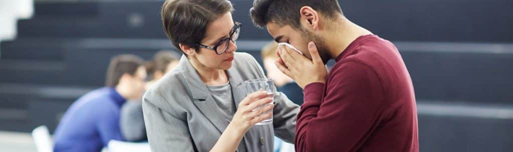 mujer con personalidad narcisista consolando a hombre llorando