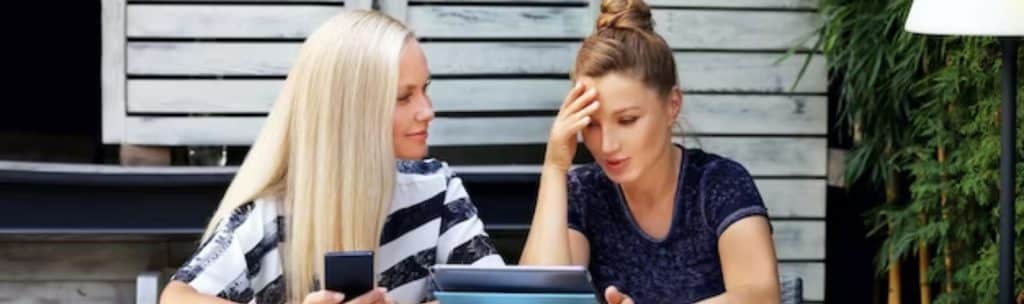 amigas conversando sobre los trastornos de personalidad