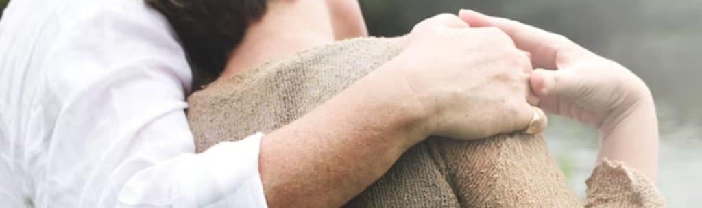 hombre y mujer abrazados tomados de la mano