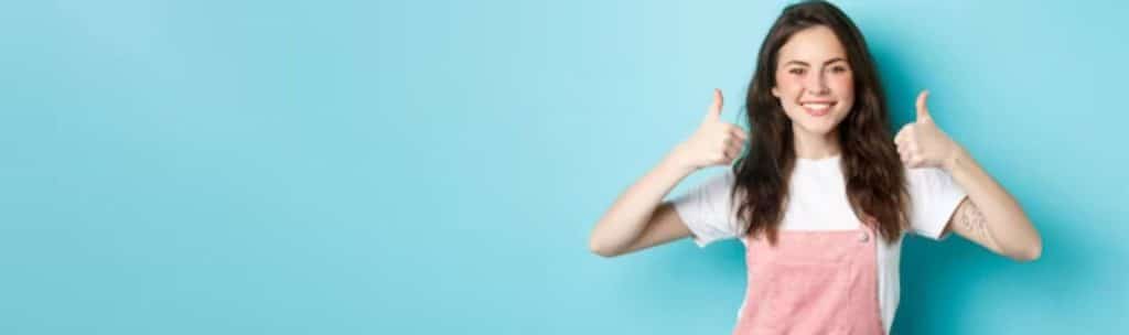 mujer feliz con los pulgares arriba