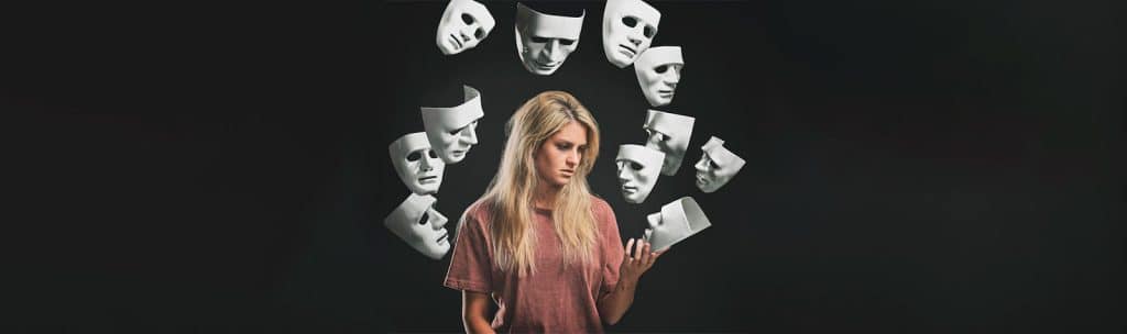 mujer rodeada de máscaras representando el trastorno limítrofe de la personalidad