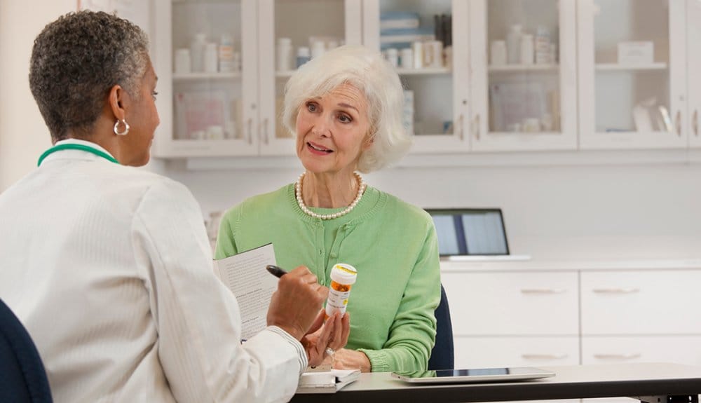Mujer le recetan pastillas