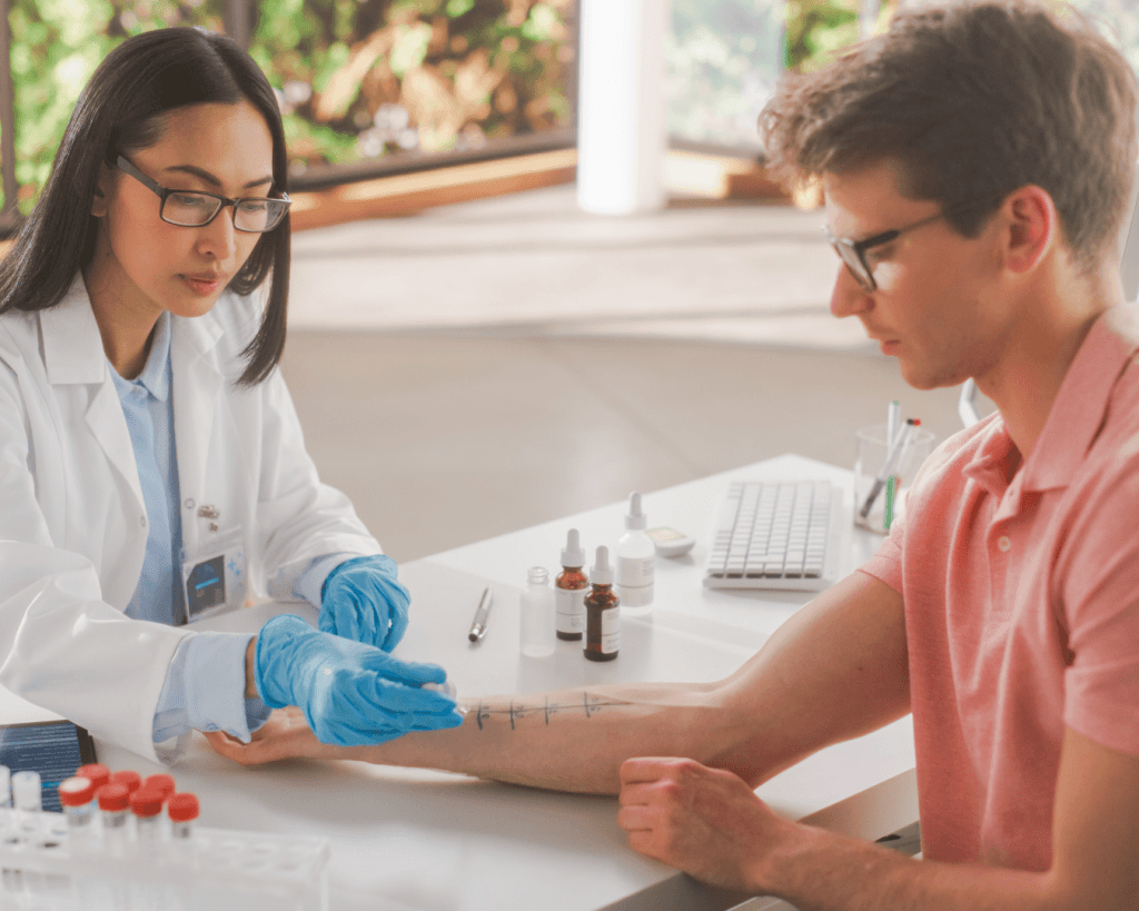 inmunologa realizando test cutáneo